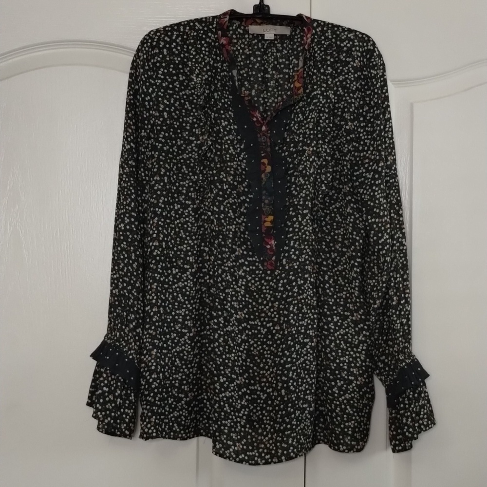 LOFT grey floral long sleeve printed blouse size medium ruffle 1/2 button